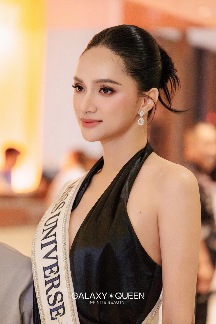 Hương Giang cũng là một trong những thí sinh dẫn đầu đường đua bình chọn trên ứng dụng Miss Universe