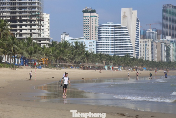 Sáng 8/11, chỉ một ngày sau khi ngổn ngang trong rác do ảnh hưởng của bão số 13, các bãi tắm du lịch trên địa bàn phường An Hải, Sơn Trà (TP. Đà Nẵng) đã dần trở lại diện mạo vốn có với biển xanh, bãi cát trắng dài hấp dẫn du khách. Ảnh: Giang Thanh.