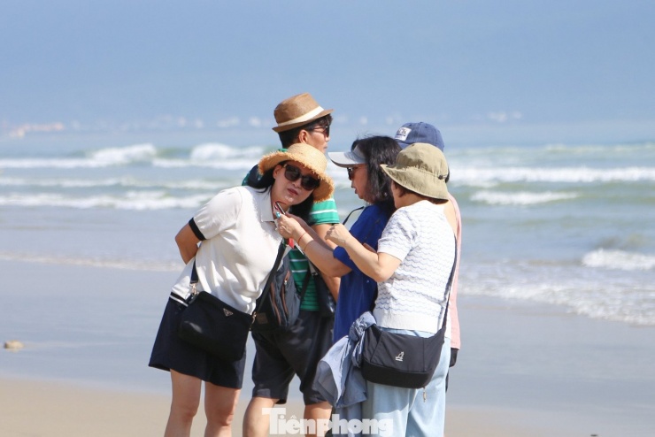 Bãi biển Đà Nẵng lại sạch đẹp như chưa hề có... bão - 14