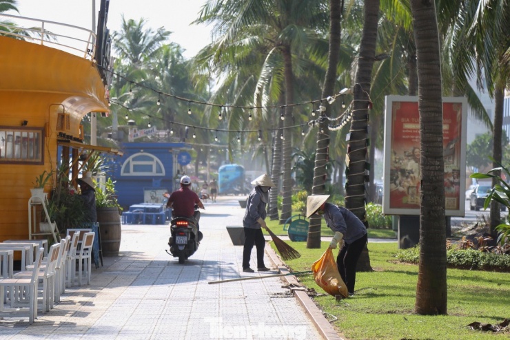 Bãi biển Đà Nẵng lại sạch đẹp như chưa hề có... bão - 20