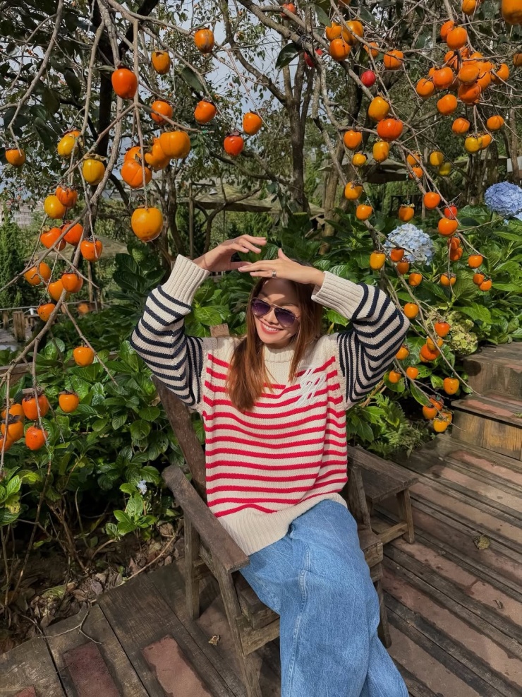 Hôm 7/11, Thanh Hằng chia sẻ ảnh trong chuyến đi Đà Lạt với chồng. Cô chọn áo len kẻ ngang dáng thụng, kết hợp quần jeans ống đứng. Công thức phối đồ toát lên vẻ phóng khoáng được cô theo đuổi nhiều năm qua.