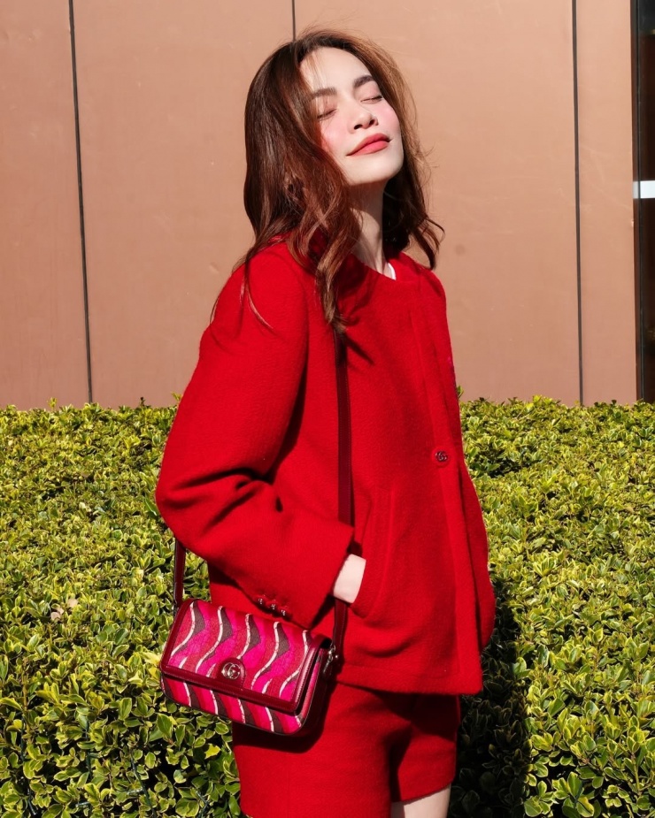 Hồ Ngọc Hà dạo phố với cả bộ áo len đồng điệu quần shorts. Kiểu mặc này nhanh chóng, đơn giản mà vẫn hiệu quả, được nhiều hãng mốt quốc tế lăng xê từ năm 2023.