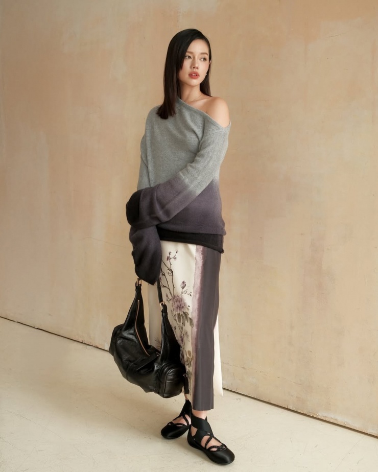 Người mẫu Khánh Linh theo đuổi áo lệch vai với thiết kế ombre của Dior, phối chân váy lụa in hoa và giày ballet.