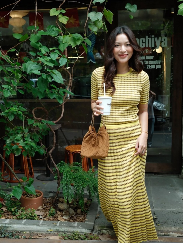 Người mẫu Tú Hảo cũng áp dụng công thức mặc cả "cây" len đồng bộ, gồm áo cộc tay và chân váy chữ A. Họa tiết kẻ ngang của trang phục phù hợp với những cô gái mảnh mai.