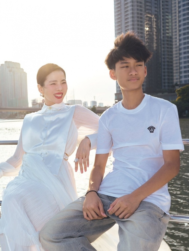 Trong chuyến đi chơi nhân dịp sinh nhật hồi tháng 4, Kỳ Anh chọn áo phông đơn giản của Versace, phối quần jeans xám.