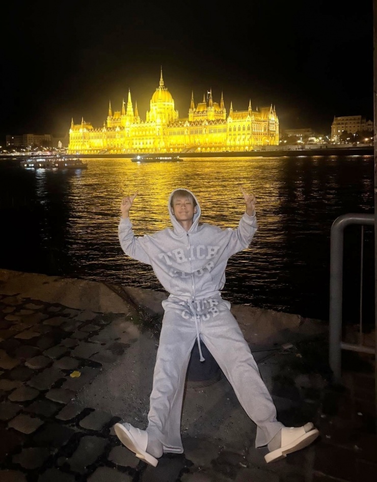 Cậu diện tracksuit xám khi tới bờ sông Danube ở Budapest, phía xa là Toà nhà Quốc hội Hungary. Lệ Quyên cho biết từ nhỏ Kỳ Anh yêu thích thể thao, thường xuyên chơi bóng rổ, đạp xe, thỉnh thoảng bắn cung, chơi golf. Hàng tuần, cậu tập gym để phát triển cơ bắp và chiều cao.