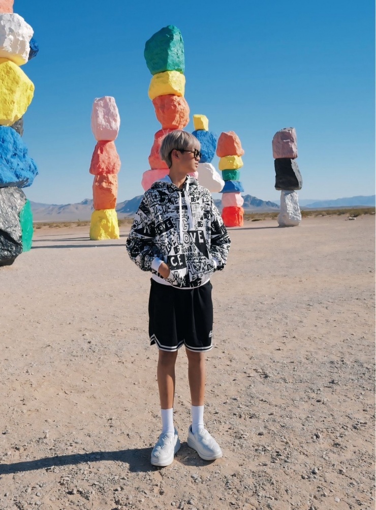 Trong chuyến đi chơi ở Mỹ mùa hè năm nay, cậu diện áo hoodie của Dolce &amp; Gabbana và mốt kính thập niên 1970.