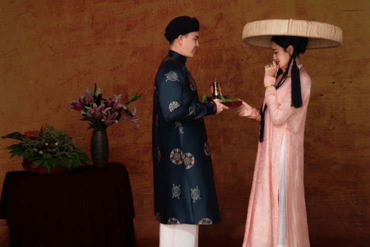 Tối 8/11, Đỗ Thị Hà chia sẻ bộ ảnh tái hiện đám cưới thời xưa. Cặp uyên ương diện áo dài kiểu dáng thập niên 1920 bằng chất liệu gấm, cải tiến với tà kép bên trong, đội nón ba tầm.