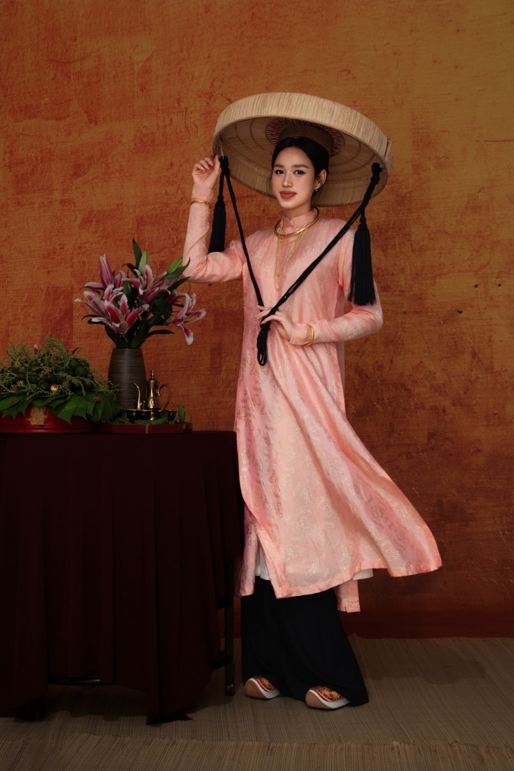 Hoa hậu Việt Nam kết hợp áo với quần lụa đen và hài, đeo kiềng vàng. Phụ nữ Bắc Bộ xưa trong những gia đình giàu có thương mang loại giày này - thiết kế chịu ảnh hưởng của trang phục triều Nguyễn.