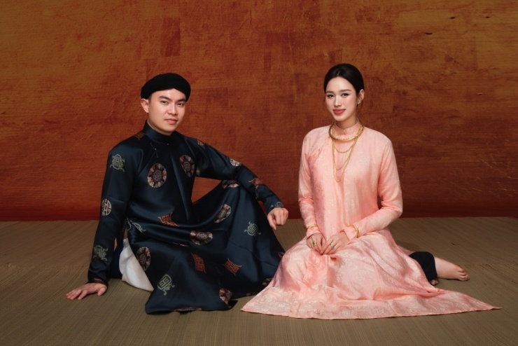 Theo hoa hậu, từ khi yêu và cưới, Viết Vương chiều vợ, luôn làm theo mọi mong muốn của cô, từ thói quen ăn uống, đi mua sắm đến du lịch. Bên cạnh đó, anh cũng giúp cô có thêm kiến thức và kinh nghiệm kinh doanh.