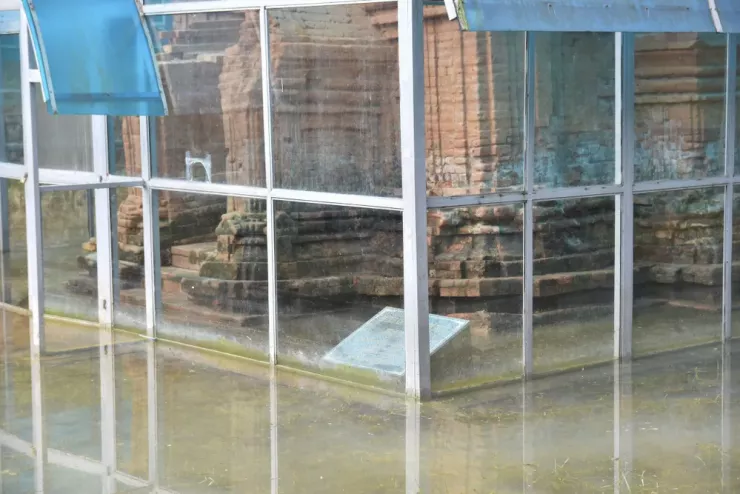 Ghi nhận sáng 9-11, nước vẫn ngập sâu phần nền móng, bao vây tứ phía tháp cổ hơn 1.000 năm tuổi. Ảnh: N.DO