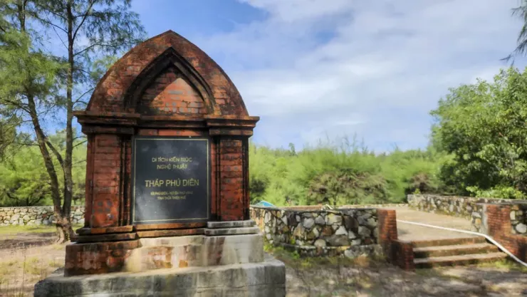 Những ngày qua, tại TP Huế liên tục có mưa lớn khiến nhiều nơi bị ngập, trong đó có di tích Tháp Chăm Phú Diên (xã Phú Vinh). Ảnh: N.DO