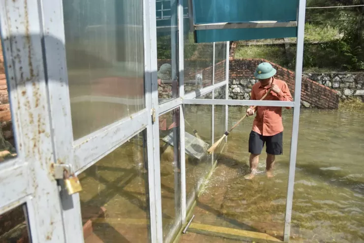 Nhân viên bảo vệ kiểm tra, vệ sinh tại khu vực bên ngoài nhà kính bảo vệ tháp cổ. Ảnh: N.DO