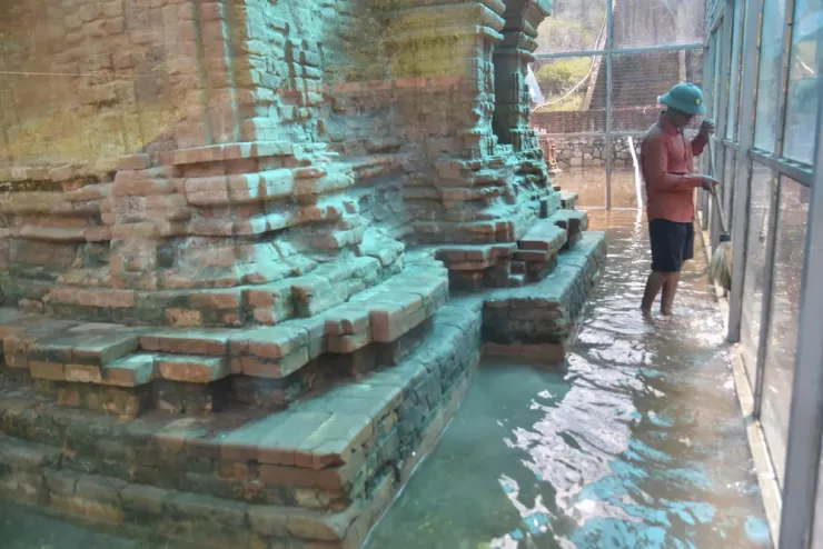 Phía bên trong nhà kính, nước vẫn còn bủa vây. Ảnh: N.DO