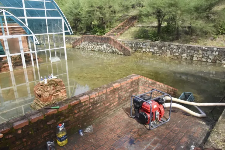 Một máy bơm công suất lớn được vận hành liên tục ngày đêm để "giải cứu" di tích. Ảnh: N.DO