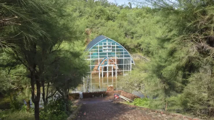 Chứng kiến việc di tích Tháp Chăm Phú Diên bị ngâm sâu trong nước, ông Hoàng Hải Minh đã phê bình đơn vị quản lý và chính quyền địa phương trong việc chậm báo cáo, chậm triển khai phương án xử lý, để di tích bị ngập nước kéo dài nhiều ngày. Đồng thời, yêu cầu các đơn vị khẩn trương bơm nước ra ngoài và nghiên cứu phương án bảo vệ di tích hiệu quả hơn, nhất là giải pháp thoát và chống ngập nước. Ảnh: N.DO