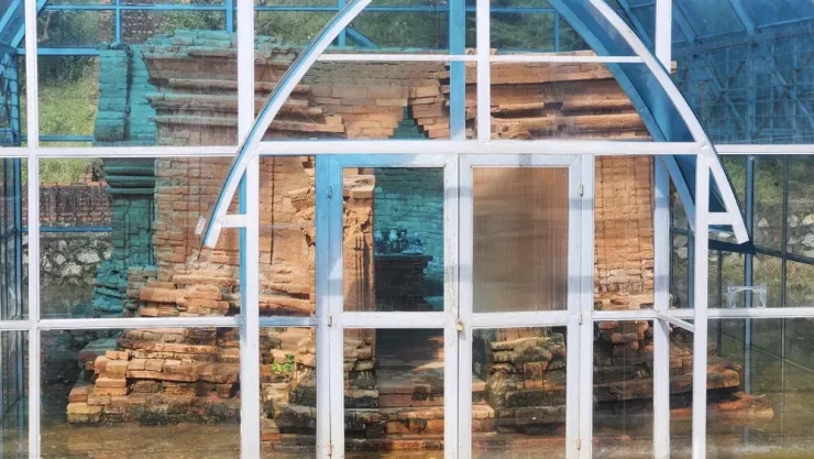 Tháp Phú Diên được phát hiện năm 2001 trong tình trạng nằm sâu trong cát, thấp hơn mực nước biển và cách mép nước biển hơn 100m. Vào tháng 12-2001, Tháp Chăm Phú Diên được Bộ Văn Hóa - Thông tin (nay là Bộ Văn hóa - Thể thao và Du lịch) xếp hàng là di tích Kiến trúc Nghệ thuật cấp Quốc gia. Ảnh: N.DO