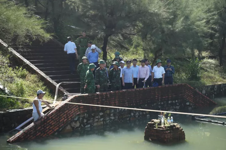 Ông Hoàng Hải Minh - Phó Chủ tịch UBND TP Huế kiểm tra tại Tháp Phú Diên vào ngày 7-11. Ảnh: N.MINH