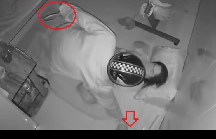 Đối tượng bước qua người chủ nhà đang ngủ để lấy chiếc điện thoại