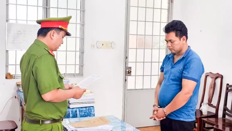 Bị can Huỳnh Văn Nhí bị Công an khởi tố, bắt tạm giam để điều tra tội giao cấu với người từ đủ 13 tuổi đến dưới 16 tuổi. Ảnh: CAAG