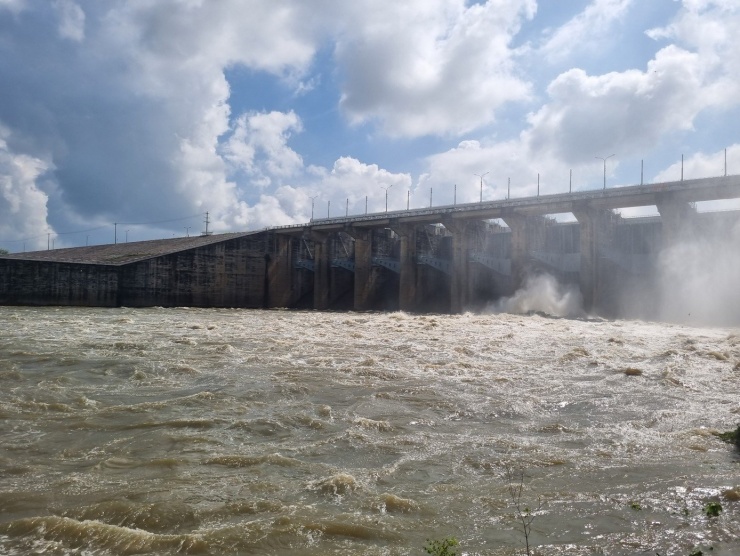 Hồ Thủy điện Trị An xả lũ