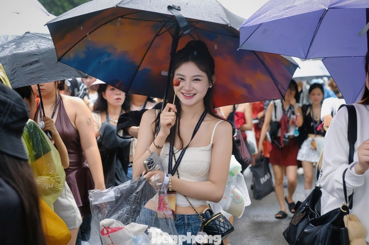 So với đêm diễn đầu, thời tiết ở đêm thứ hai không mấy thuận lợi. Trời mưa lớn từ sáng sớm khiến người hâm mộ di chuyển vất vả. Tuy nhiên người hâm mộ của G-Dragon vẫn giữ sự nhiệt huyết, ủng hộ thần tượng.