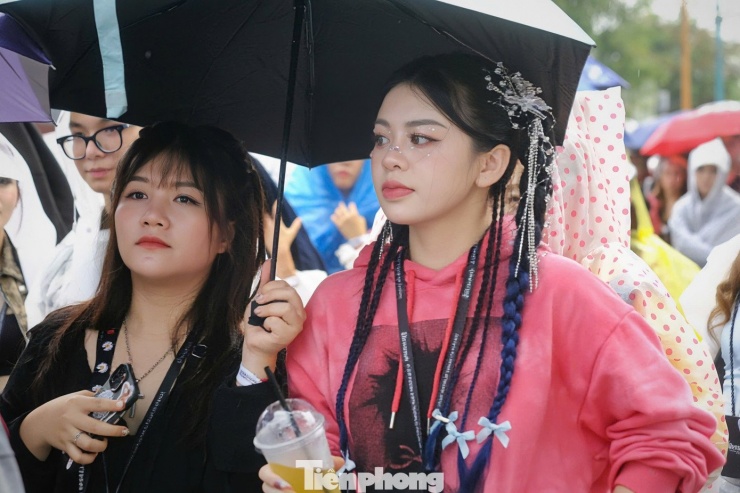 Một số bạn trẻ có mặt ở Hưng Yên trước thời điểm bắt đầu concert cả nửa ngày. Khán giả nữ trang điểm ấn tượng trước giờ gặp ngôi sao Hàn Quốc đình đám.