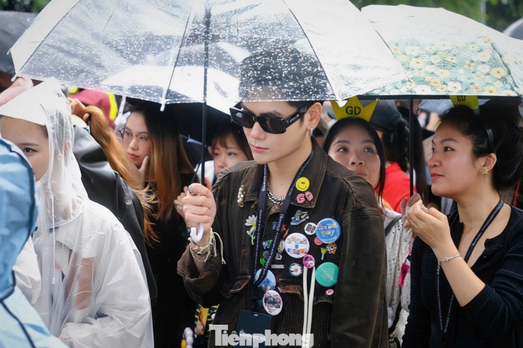 Theo quan sát của PV Tiền Phong, khá đông người hâm mộ quốc tế - đặc biệt là khán giả đến từ Trung Quốc - tham dự concert của trưởng nhóm Big Bang tại Việt Nam.