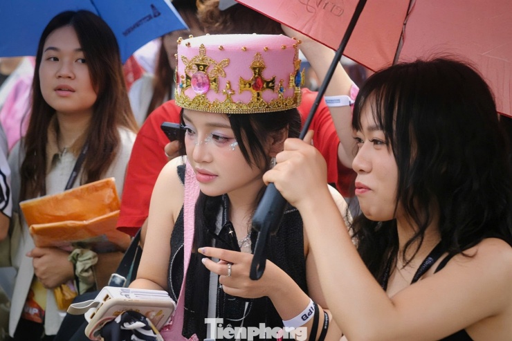 Phụ kiện độc đáo xuất hiện nhiều ở concert của G Dragon. Trưởng nhóm Big Bang nổi tiếng bởi gu thời trang độc đáo, kết hợp nhiều phụ kiện như mũ, khuyên tai, vòng, tạo nên xu hướng cho giới trẻ.