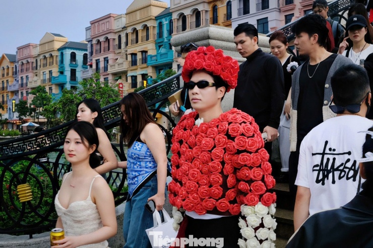 Dòng người liên tục đổ về nơi tổ chức concert.