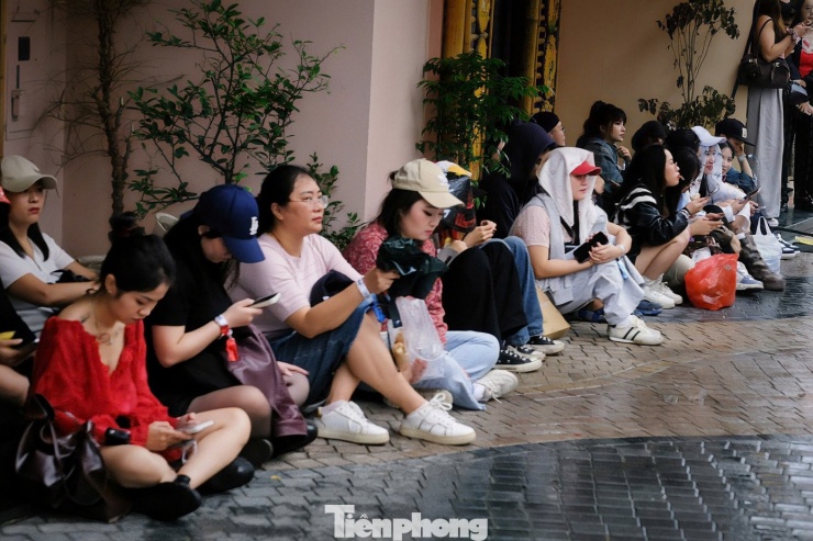 Người hâm mộ trú tạm ở cửa quán ăn.