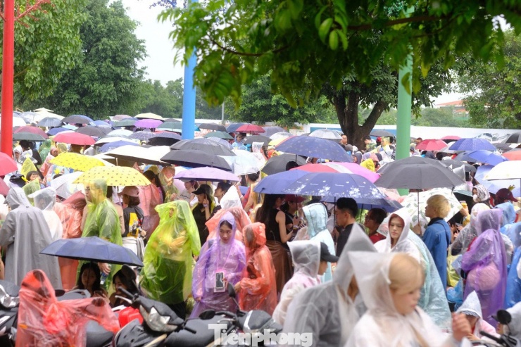 Áo mưa, ô là phụ kiện không thể thiếu.