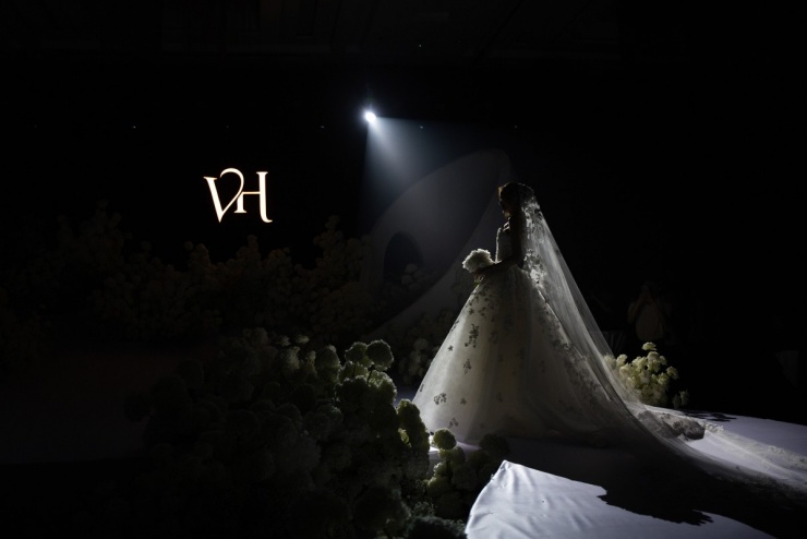 Mở đầu buổi lễ vào tối 9/11, Đỗ Thị Hà và Nguyễn Viết Vương đi từ hai đường băng song song lên sân khấu trung tâm, trong tiếng nhạc du dương.