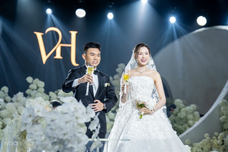 Sau khi trao lời thề nguyện, vợ chồng Đỗ Thị Hà cùng các quan khách nâng ly rượu mừng hạnh phúc.