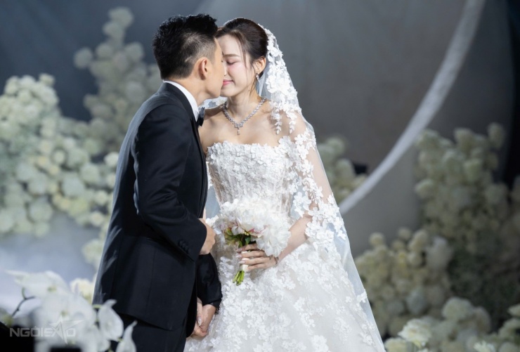 Cặp sao lần đầu hôn nhau trước sự chứng kiến của hàng trăm khách mời. Trước đó, trong đám cưới nhà trai tại Quảng Trị hôm 22/10, uyên ương hạn chế thể hiện tình cảm, họ chỉ nắm tay và hôn má.