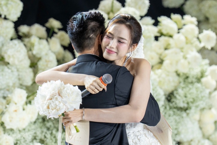 Gặp nhau ở giữa sân khấu, Đỗ Thị Hà bật khóc xúc động. Cô được ông xã ôm động viên, vỗ về an ủi.