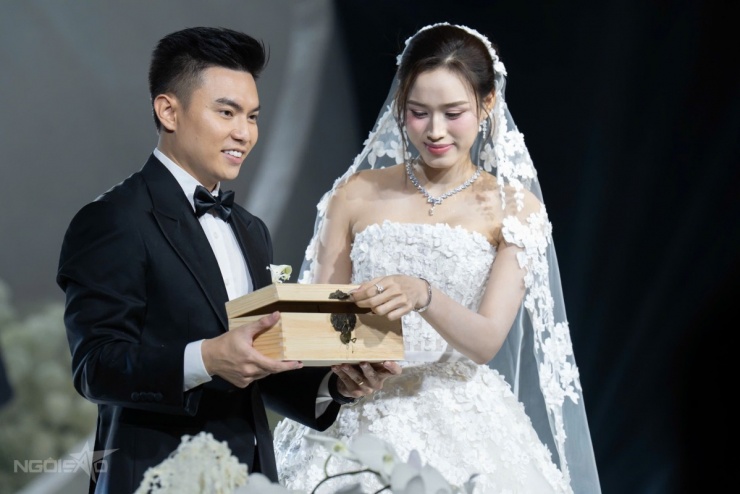 Họ còn thực hiện nghi thức đặc biệt: Lưu giữ chai rượu vang trong hộp gỗ như một vật chứng của tình yêu đến hàng chục năm sau.