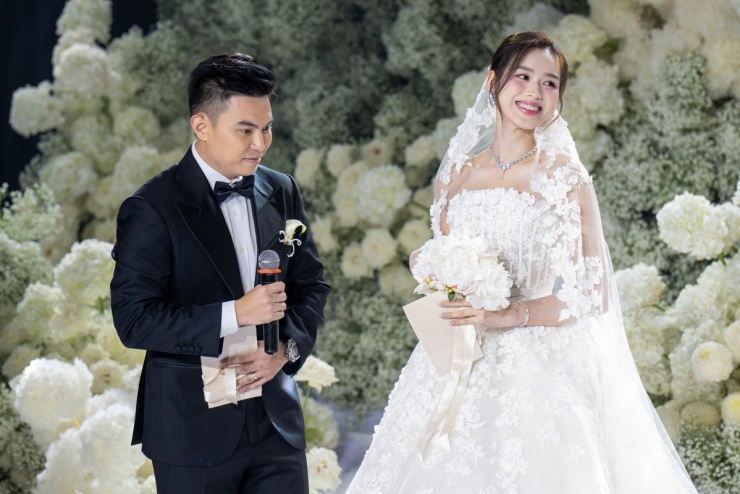 Viết Vương và Đỗ Hà lần lượt chia sẻ cảm xúc. Họ cảm ơn bậc sinh thành, cũng như gửi những lời nhắn nhủ đến nửa kia. Nhiều khoảnh khắc, họ không nén được sự xúc động.