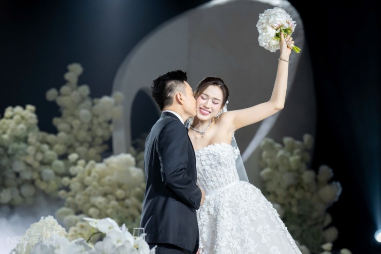 Khoảnh khắc xúc động và tình tứ của vợ chồng Đỗ Thị Hà trong hôn lễ tại Hà Nội, tối 9/11.