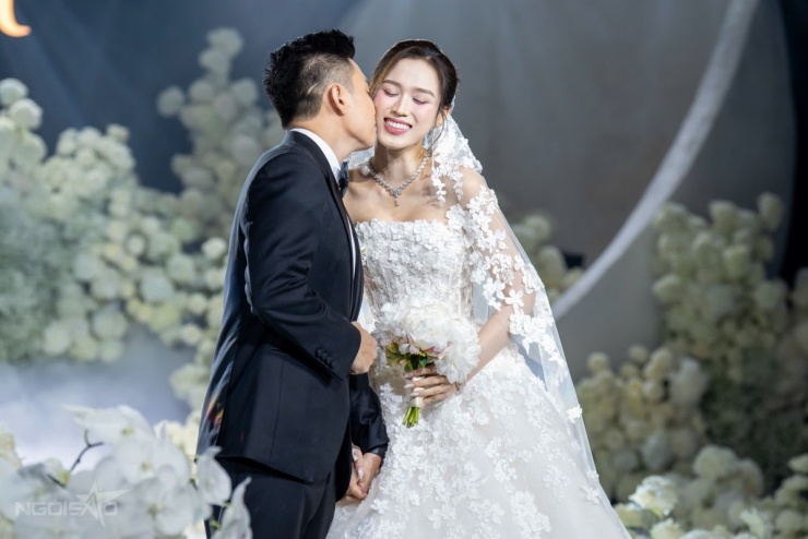 Họ liên tục trao nhau ánh nhìn đắm đuối và những nụ hôn tình tứ.