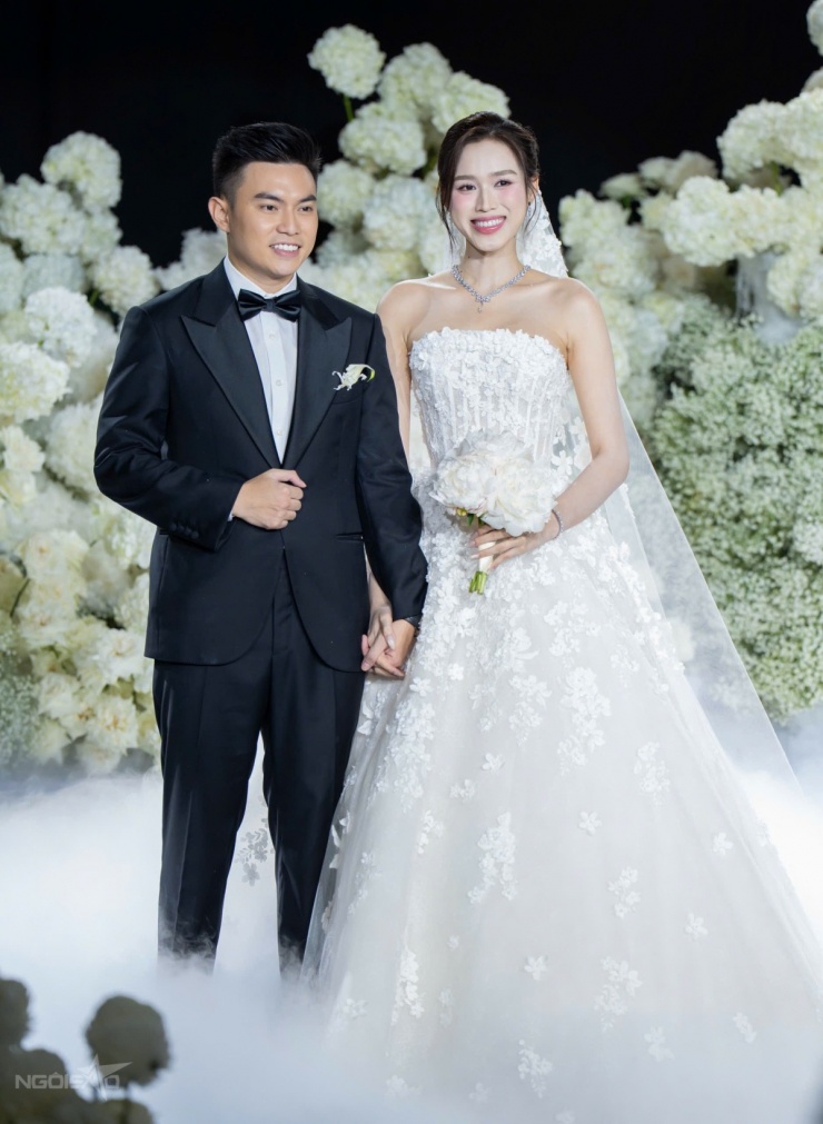 Cô dâu - chú rể nắm tay không rời, hân hoan trước những tràng vỗ tay của các khách mời.