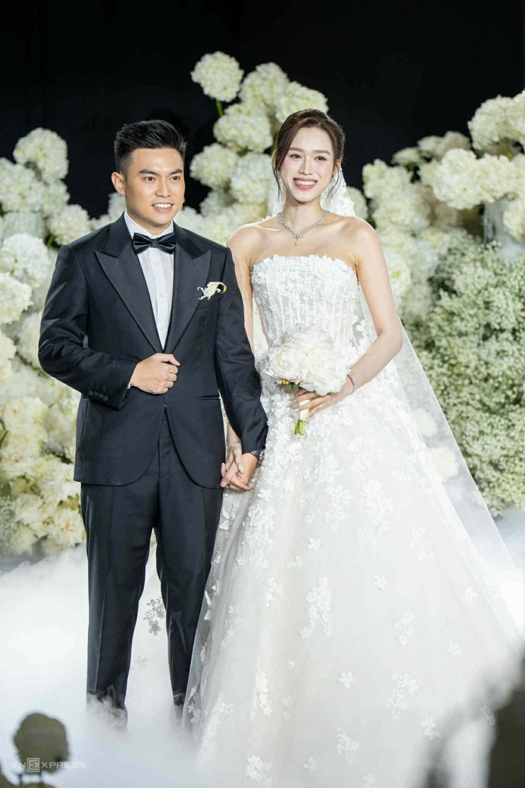 Ở tiệc cưới với hơn 300 khách mời, chồng hoa hậu Đỗ Thị Hà nhắn nhủ vợ: "Anh hứa làm tất cả để hai đứa mình có mái ấm bền vững, gia đình hạnh phúc".