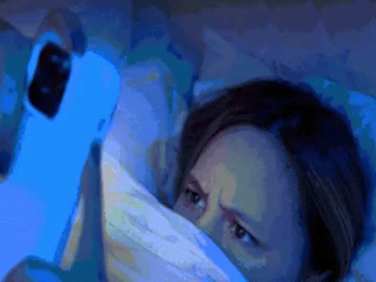 Nguy hại khôn lường khi lướt điện thoại ngay lúc thức dậy