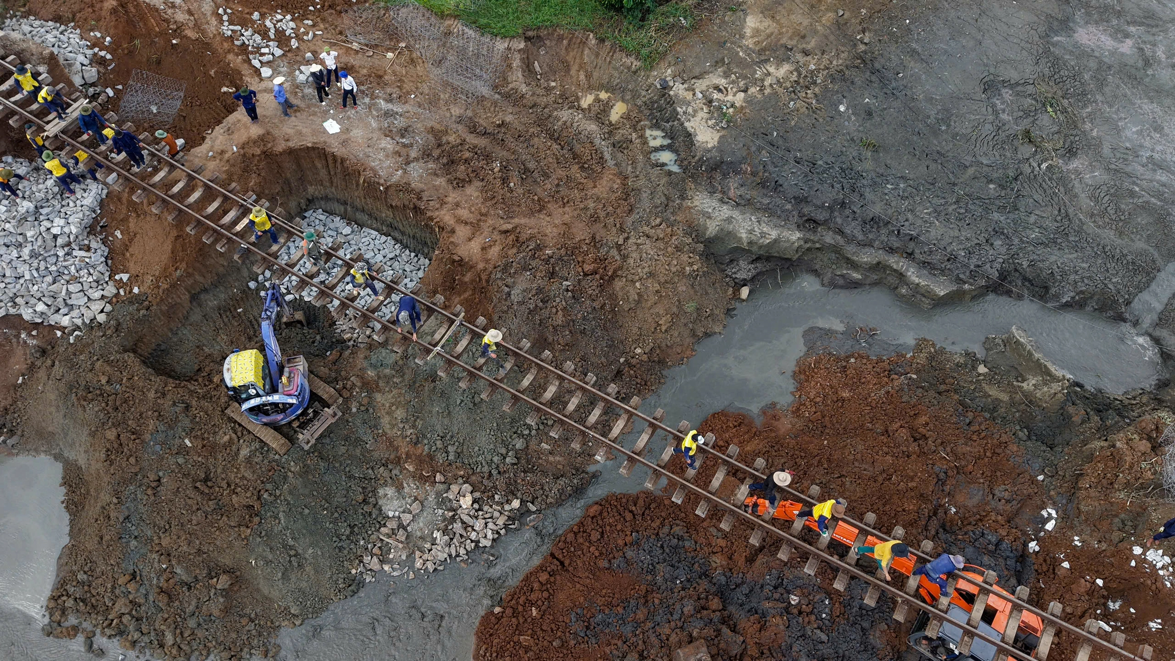 Đường sắt võng xuống sông do bão Kalmaegi tàn phá - 3