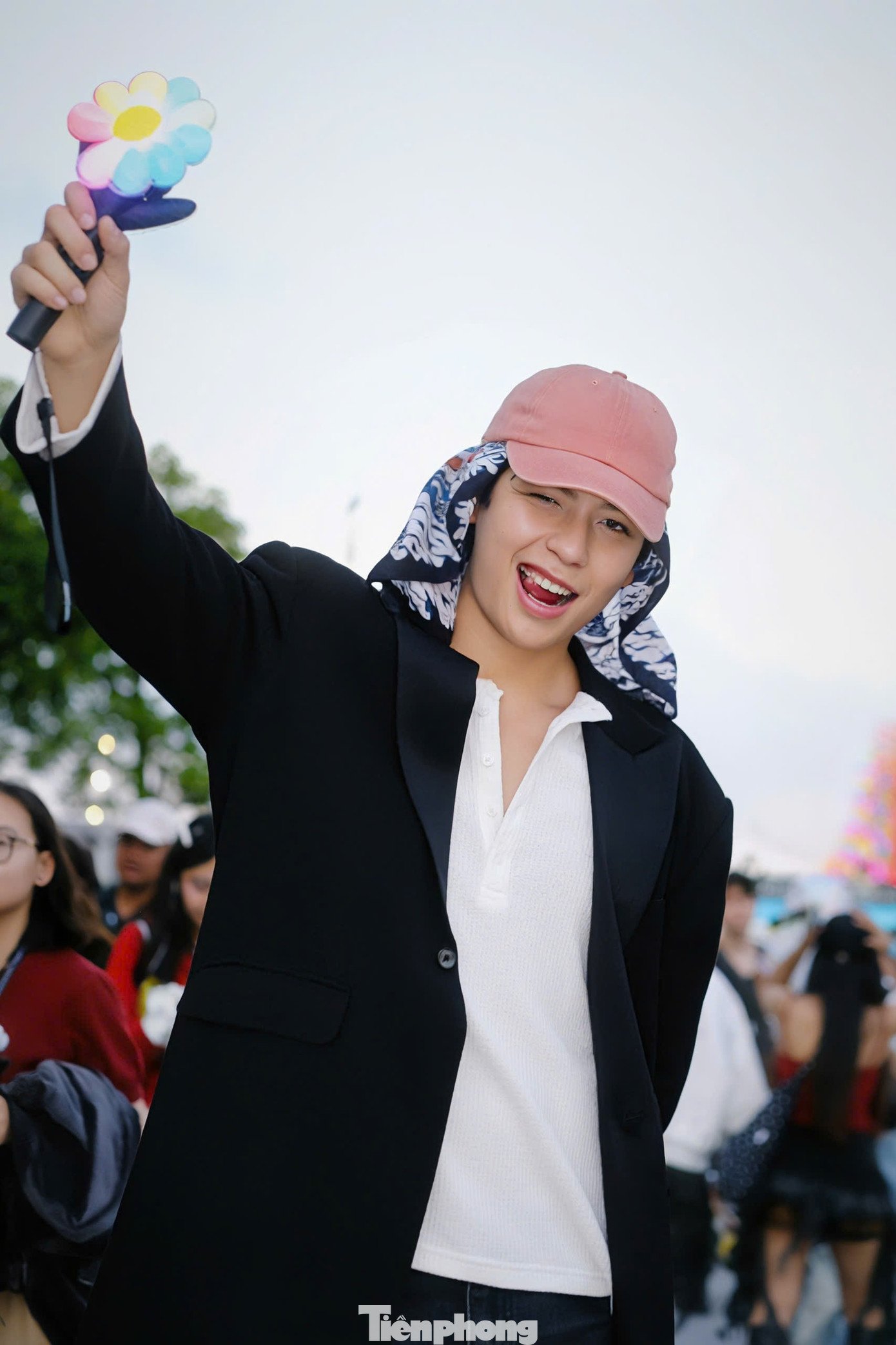 Diễn viên Quốc Anh chọn trang phục với khăn trùm đầu theo phong cách đặc trưng của G-Dragon.