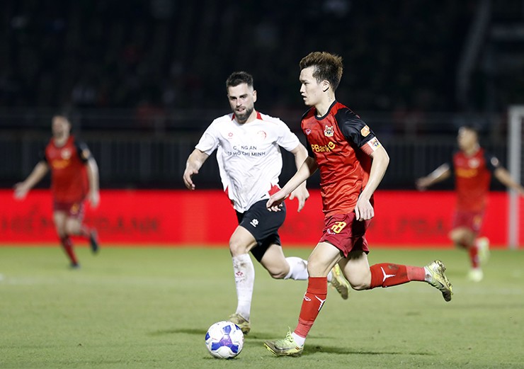 Tối 9/11, Hoàng Đức và đồng đội ở CLB Ninh Bình có chuyến làm khách trước Công an TP.HCM trong khuôn khổ vòng 11 V-League 2025/26. Dù liên tiếp bị dẫn trước nhưng Hoàng Đức và các cầu thủ Ninh Bình vẫn thể hiện được bản lĩnh của CLB đang dẫn đầu bảng xếp hạng V-League.