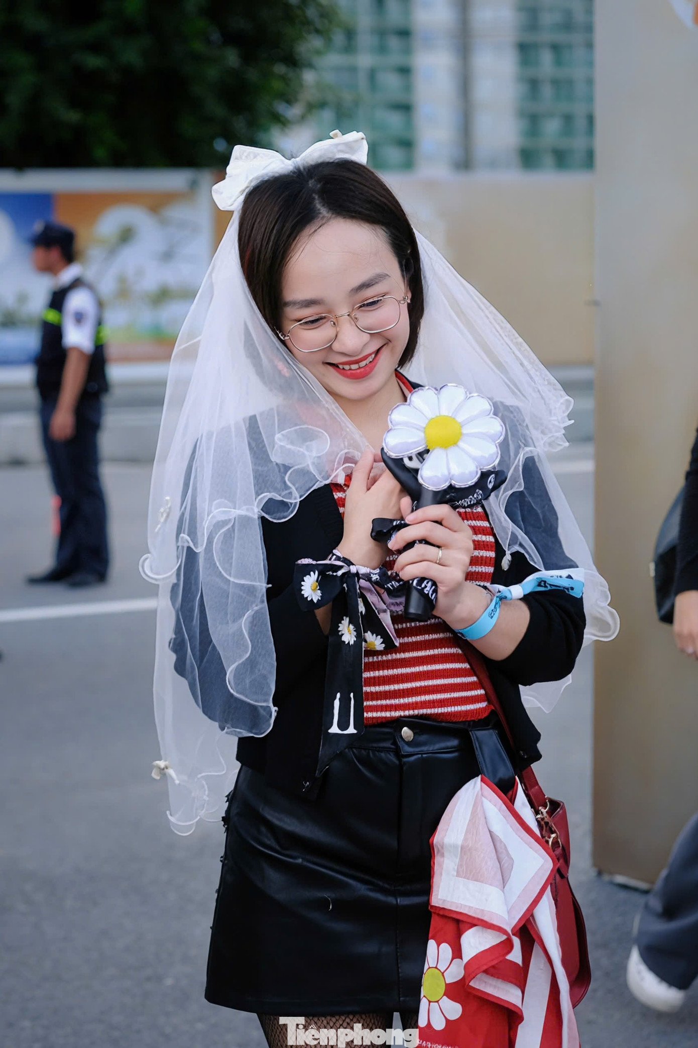 Không ít fan nữ chọn váy cưới, khăn voan để đến hỏi cưới G-Dragon - người mà họ ngưỡng mộ đã lâu.