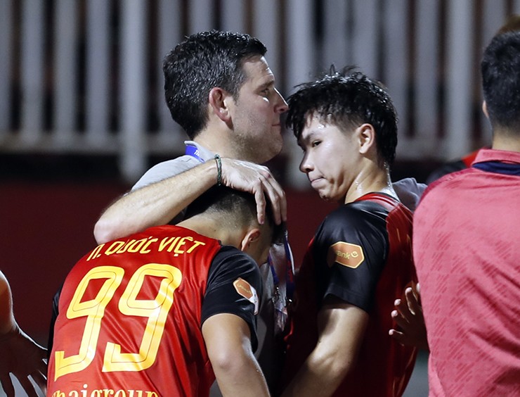 HLV Albadalejo Castano Gerard đi cảm ơn từng học trò sau trận đấu quả cảm, ngược dòng thắng Công an TP.HCM ngay trên sân khách.