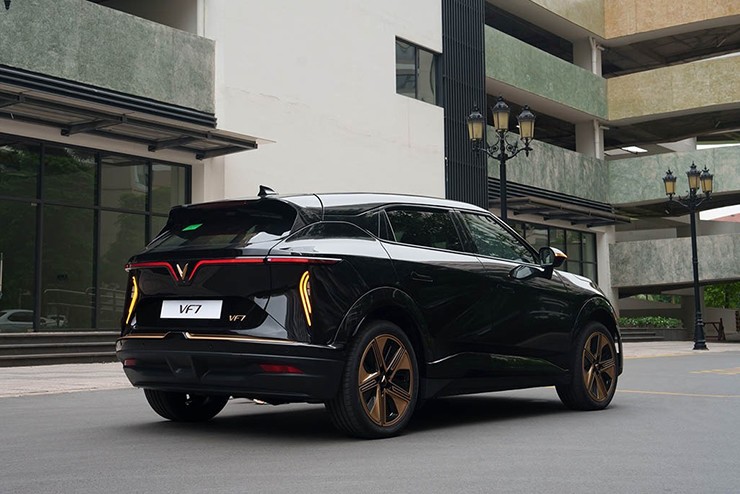 Giá xe VinFast VF 7 tháng 11/2025, từ 799 triệu đồng - 9