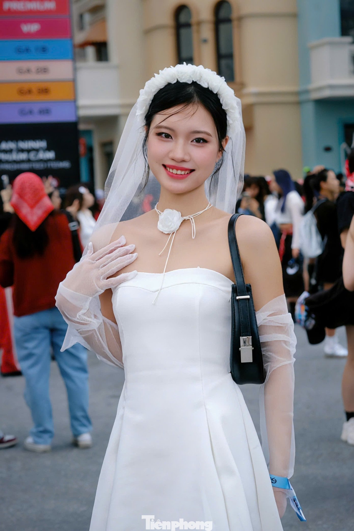 Không ít fan nữ chọn váy cưới, khăn voan để đến hỏi cưới G-Dragon - người mà họ ngưỡng mộ đã lâu.